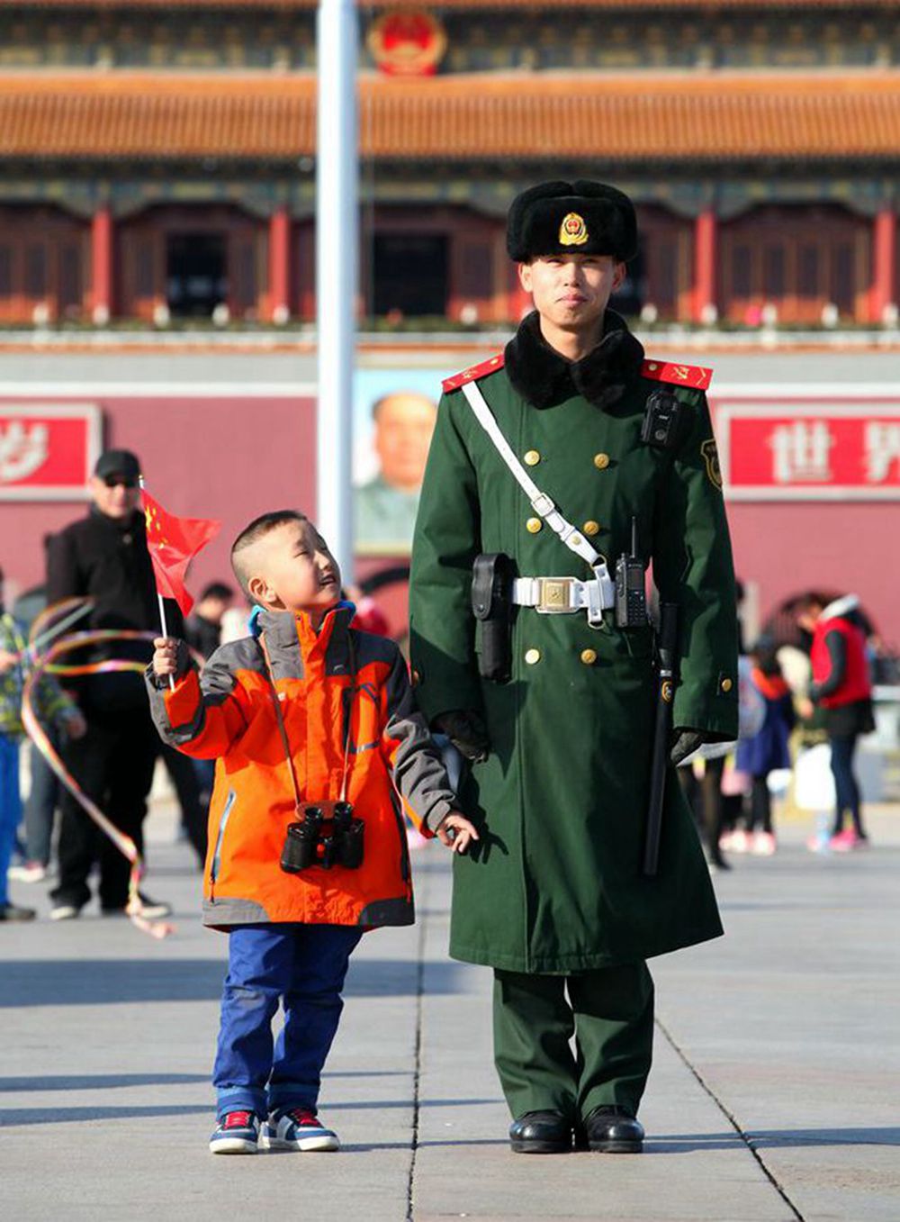 图片说说:小朋友看到武警叔叔站岗一丝不动,敬佩不己